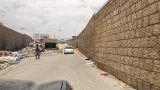 Entrée du canal d'évacuation de la rue Al-Khamsine, dont la taille apparaît clairement disproportionnée par rapport à celle du canal