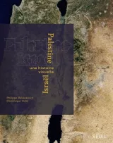 L'image présente une couverture de livre intitulée "Israël/Palestine : une histoire visuelle". Elle montre une carte détaillée de la région, mettant en évidence le territoire d'Israël et de la Palestine. Les couleurs utilisées rappellent des images satellites, avec des zones verdoyantes, des déserts et des masses d'eau, ce qui donne une vue d'ensemble géographique. Les noms des auteurs, Philippe Rekacewicz et Dominique Vidal, sont également mentionnés. Le livre semble aborder l'histoire complexe de cette région à travers des éléments visuels.