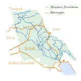 L'image représente une carte de la région du Moyen-Orient, mettant en évidence les bassins fluviaux en bleu et les barrages en rouge. Les pays visibles incluent la Turquie, l'Irak, l'Iran, la Syrie, et l'Arabie Saoudite. Les cours d'eau sont schématiquement dessinés et illustrent les systèmes hydrologiques de la région. Les frontières entre les pays sont également indiquées, avec un fond léger pour faciliter la lecture.