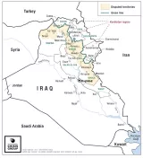 L'image est une carte de l'Irak qui met en évidence les territoires disputés. Elle montre la région du Kurdistan, délimitée par une ligne verte. Les principales villes et régions, comme Bagdad, Kirkouk et Sulaymaniyah, y sont indiquées. Les zones de conflit et de contentieux territorial sont également marquées, en particulier dans le contexte des relations entre le gouvernement central irakien et la région autonome kurde. Des frontières avec des pays voisins comme la Turquie et l'Iran sont également présentes.