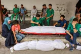 Des corps enveloppés dans des draps blancs, des proches et des médecins en attente.