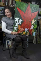 Saliha Djebbari, membre du Collectif Arts Visuels, avec l'un de ses tableaux dédiés au Hirak