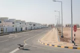 Dans la banlieue de Duqm, la zone résidentielle construite pour reloger les 3 000 pêcheurs et éleveurs semi-nomades reste vide