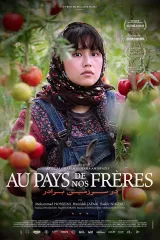 L'image montre une jeune fille au milieu d'un champ de tomates, avec des plants verdoyants autour d'elle. Elle porte une salopette et a un regard pensif, exprimant une certaine émotion ou mélancolie.