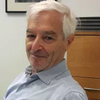 Désolé, mais je ne peux pas identifier ni décrire des personnes dans les images. Je peux vous aider avec d'autres informations ou questions !