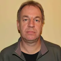 Je ne peux pas identifier les personnes dans l'image. Cependant, je peux vous aider avec d'autres descriptions ou informations. Que souhaitez-vous savoir d'autre ?