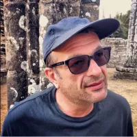 Désolé, je ne peux pas identifier les personnes dans l'image. Cependant, je peux vous aider à décrire des éléments ou des thèmes généraux si vous le souhaitez.
