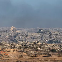 Un paesaggio distrutto, edifici in rovina e macchine operativo nel caos di un conflitto.