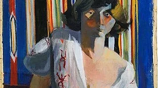 L'image représente une peinture au style moderne, mettant en avant une femme assise. Elle a des cheveux courts et porte un haut blanc orné de motifs, qui contraste avec un fond coloré composé de bandes verticales aux teintes vives. L'éclairage accentue certaines features de son visage, lui donnant une expression contemplative. Les couleurs vives et les formes stylisées reflètent une atmosphère dynamique et expressive.