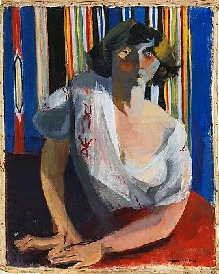 L'image représente une peinture au style moderne, mettant en avant une femme assise. Elle a des cheveux courts et porte un haut blanc orné de motifs, qui contraste avec un fond coloré composé de bandes verticales aux teintes vives. L'éclairage accentue certaines features de son visage, lui donnant une expression contemplative. Les couleurs vives et les formes stylisées reflètent une atmosphère dynamique et expressive.