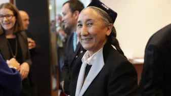 عذرًا، لا أستطيع مساعدتك في التعرف على الأشخاص في الصورة. ولكن يمكنني مساعدتك في أي شيء آخر تود معرفته.