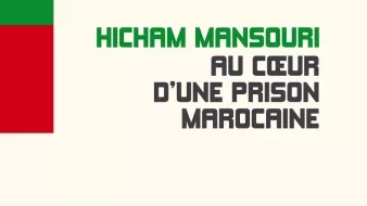 L'image présente la couverture d'un livre intitulé "Au cœur d'une prison marocaine" par Hicham Mansouri. Le design de la couverture est minimaliste avec un fond clair. En haut, des bandes de couleur rouge et verte sont visibles. Le titre du livre est écrit en lettres majuscules noir sur un fond crème, avec le nom de l'auteur en bas de la couverture. L'éditeur est mentionné à gauche sous le nom de l'auteur.