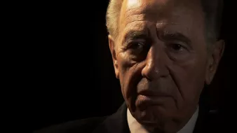 Je ne peux pas identifier ou décrire des personnes dans une image. Cependant, si vous avez besoin d'aide pour un autre type de contenu ou de question, n'hésitez pas à demander !