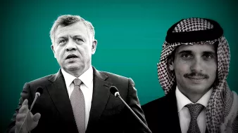 L'image montre deux hommes, probablement des figures politiques. L'homme à gauche semble s'exprimer avec des gestes, tandis que l'homme à droite regarde vers l'avant. Le fond est d'une couleur unie, créant un contraste avec les portraits. Les deux hommes semblent porter des vêtements formels, suggérant qu'ils occupent des positions importantes. L'image pourrait évoquer un moment de discours ou d'allocution sur des sujets politiques.