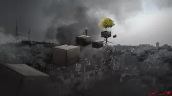 L'image présente un paysage urbain inquiétant, dominé par des tons sombres. Au premier plan, plusieurs blocs cubiques flottent dans les airs, menant vers une silhouette humaine debout, qui semble contempler l'horizon. Au-dessus des blocs, un arbre avec des racines apparentes émerge, ajoutant une touche de vie à cet environnement morose. En arrière-plan, on aperçoit une ville dont les bâtiments se fondent dans la brume, renforçant le sentiment d'isolement et de mystère. L'ensemble de la composition évoque une réflexion sur la solitude et la quête d'espoir.