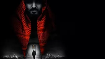 L'immagine presenta un'illustrazione caratterizzata da forti contrasti tra il nero e il rosso. In primo piano si vede una figura maschile che indossa un copricapo tradizionale, mentre sullo sfondo è rappresentata una silhouette di un uomo che cammina verso un grande portone. Il viso della figura principale emerge quasi in modo tridimensionale, creando un senso di profondità. L'atmosfera complessiva è misteriosa e solenne, evocando un senso di autorità e presenza.