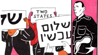 L'image présente des manifestants tenant des pancartes. Certains messages incluent "Two States" en anglais, tandis que d'autres sont en hébreu. À côté des manifestants, on voit une figure qui semble être un policier ou un agent des autorités, observant la situation. Les couleurs sont vives, avec un fond rose qui contraste avec les vêtements principalement en noir et blanc des personnages. L'ambiance de l'image semble évoquer des tensions ou des revendications politiques.