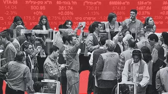 L'image présente une salle des marchés avec de nombreuses personnes en train d'échanger des informations. On peut voir des traders vêtus de vestes, certains sont en pleine discussion, tandis que d'autres semblent concentrés sur des écrans d'ordinateur. L'arrière-plan est rouge et comprend des chiffres et des graphiques, probablement liés à des indices boursiers. L'ambiance générale suggère une activité financière intense et dynamique.