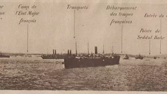 L'image semble représenter une vue panoramique d'un port ou d'une zone maritime, probablement durant une période historique. On y voit plusieurs navires avec des annotations indiquant différentes localisations ou points d'intérêt, tels que : - Transport - Presqu'île de Gallipoli - Éclaireur britannique - Camp de l'Escaut, Major français - Transports - Débarquement des tropas - Pointe de Seddul Bahir - Côte d'Asie - Transport français - Garage Ces indications suggèrent un contexte militaire, possiblement lié à des opérations navales durant la Première Guerre mondiale. Les navires sont rangés en file dans l'eau, illustrant une activité maritime intense.