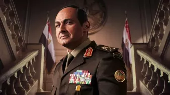 L'image montre un homme en uniforme militaire, vraisemblablement un officier supérieur. Il porte plusieurs décorations et insignes sur sa tenue, ce qui indique un haut rang. En arrière-plan, on aperçoit une architecture grandiose avec des drapeaux, ce qui suggère un environnement officiel, peut-être un gouvernement ou une institution militaire. L'expression de l'homme est sérieuse et déterminée.