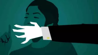 L'image représente une silhouette stylisée d'une personne avec les yeux fermés, dans une teinte verte. Une main blanche, sortie d'un bras vêtu d'une chemise noire, se dirige vers son visage, comme pour l'inciter à se taire. L'ensemble de l'image évoque une atmosphère de tension ou de contrôle, utilisant des contrastes de couleurs pour accentuer l'effet dramatique.