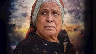 Cette image représente une femme âgée avec une expression pensive et préoccupée. Elle porte un foulard sur la tête et un vêtement sombre. En arrière-plan, on peut voir un paysage dramatique avec des nuages sombres et des silhouettes de bâtiments, évoquant peut-être un milieu rural ou historique. Le texte en bas de l'image semble être un titre ou un nom, mais il n'est pas identifiable sans plus de contexte. L'ensemble de la composition donne une impression d'émotion intense et de réflexion.