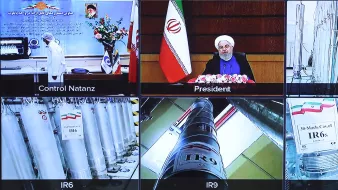 در این تصویر، چندین پنل نمایش داده شده است. در بالای تصویر، یک پنل مربوط به "کنترل نطنز" دیده می‌شود که اطلاعاتی درباره فعالیت‌های این مرکز را نشان می‌دهد. در مرکز تصویر، رئیس‌جمهور ایران در حال صحبت کردن و ارائه سخنرانی است و در پس‌زمینه پرچم ایران قرار دارد. در قسمت پایین تصویر، چندین پنل دیگر وجود دارد که هرکدام به نوعی از سانتریفیوژهای مختلف (IR5، IR6، IR9 و IR8) مربوط می‌شود و نام و مدل آنها بر روی برچسب‌ها نوشته شده است. این تصویر به وضوح تمرکز بر روی فناوری هسته‌ای ایران و پیشرفت‌های مربوط به آن را نشان می‌دهد.