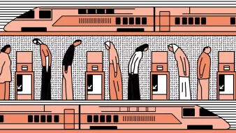 L'image illustre une scène de voyageurs dans une gare ou un station de train. On voit plusieurs personnes penchées vers des distributeurs automatiques de tickets. Le style est graphique et minimaliste, avec des couleurs pastel, principalement des tons de beige et de rose. En fond, on aperçoit des silhouettes de trains, ajoutant une impression de mouvement et de transport. L'ensemble transmet une atmosphère urbaine et moderne.