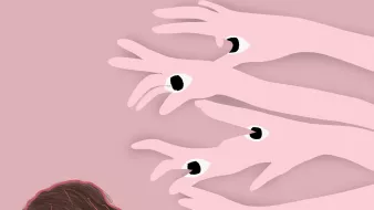 L'image représente une silhouette féminine de profil, avec les cheveux bruns et ondulés, légèrement inclinée vers le bas, ce qui évoque un sentiment de tristesse ou de réflexion. En arrière-plan, plusieurs mains stylisées, également de couleur rose, semblent se rapprocher d'elle, chacune ornée d'un œil au centre, ce qui crée une atmosphère d'inquiétude ou de surveillance. Le fond est d'une teinte rose pâle, renforçant cette ambiance émotionnelle. L'ensemble de l'œuvre suggère des thèmes de vulnérabilité et d'attention invasive.