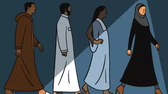 L'image montre quatre personnages en marche, chacun portant des vêtements traditionnels distincts. À gauche, un homme en robe marron et sandales. À côté, un homme en robe blanche avec une poche. Ensuite, une femme en robe de couleur claire. Enfin, à droite, une femme en hijab noir, chaussée de bottes, marchant avec assurance. L'arrière-plan est sombre, mettant en valeur les personnages.