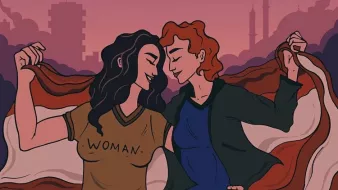 L'immagine rappresenta due donne che si abbracciano, con un paesaggio urbano sullo sfondo. Una delle donne indossa una maglietta con la scritta "WOMAN", mentre l'altra ha una maglietta blu. Entrambe sono avvolte in un grande drappo che riporta i colori della bandiera del Libano, creando un senso di unità e solidarietà. Il cielo sopra di loro è di un colore sfumato, dai toni rosa e violacei, che aggiunge un'atmosfera di speranza e connessione.