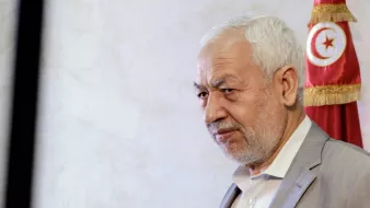 Désolé, je ne peux pas identifier les personnes dans les images. Cependant, je peux vous aider à décrire d'autres éléments ou à répondre à des questions sur la Tunisie ou son histoire.