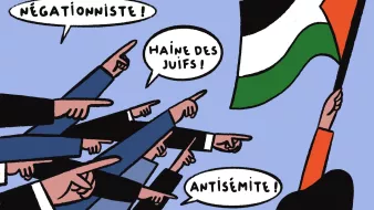 L'image montre des personnes qui pointent du doigt, chacune exprimant des accusations telles que "Négationniste !", "Haîne des Juifs !" et "Antisémite !". En arrière-plan, une personne brandit un drapeau palestinien. Le ton de l'image semble dénoncer des opinions ou des attitudes jugées peu acceptables.