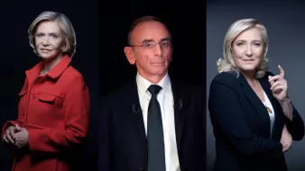 L'image présente trois personnes debout, chacune sur un fond sombre. À gauche, une femme avec des cheveux blonds et une coupe élégante, vêtue d'un manteau rouge, affiche une expression sérieuse. Au centre, un homme aux cheveux courts et lunettes, portant un costume noir et une cravate, semble contemplatif. À droite, une autre femme avec des cheveux blonds, coiffée de manière soignée et habillée en noir, pose avec confiance en pointant légèrement son doigt. L'ensemble dégage une ambiance professionnelle et déterminée.