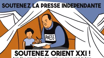 Homme en t-shirt "PRESS" écrit à une table, enfant près de lui, sous une tente.