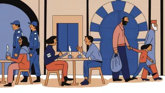 L'immagine rappresenta una scena di vita urbana. In primo piano, ci sono due tavoli con persone sedute che consumano bevande. A sinistra, una donna con una maglietta scura è impegnata a parlare con un uomo, mentre a destra un altro uomo siede da solo. Sul retro, si notano due poliziotti in uniforme che pattugliano la zona, e un uomo con una barba bianca in compagnia di un bambino che lo tiene per mano. Le tonalità predominanti dell'immagine sono blu e beige, creando un'atmosfera calma e serena.