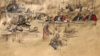 L'image représente une scène de tribunal, dessinée à la main. On y voit un avocat debout, apparemment en train de plaider, tandis qu'une témoin est également présente au milieu de la salle. Les juges, en robes, sont assis à leurs postes, écoutant attentivement. L'atmosphère semble formelle et sérieuse, typique des audiences judiciaires. Les détails sont esquissés de manière artistique, mettant en valeur l'interaction entre les différents acteurs du procès.