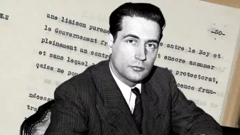 این تصویر شامل یک مرد جوان است که در حال نوشتن روی یک کاغذ می‌باشد. او لباس رسمی پوشیده و به دوربین نگاه می‌کند. در پس‌زمینه، متنی به زبان فرانسه دیده می‌شود که بخشی از یک سند یا نامه‌است. این ترکیب تصویری به نوعی به تاریخ یا شخصیت‌های سیاسی مرتبط می‌شود.