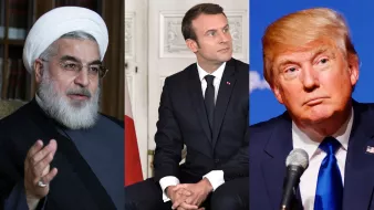 این تصویر شامل سه نفر است که به ترتیب از چپ به راست به نمایش گذاشته شده‌اند. شخص اول، کسی با ریش و عمامه سفید است که به نظر می‌رسد یک شخصیت مذهبی و سیاسی باشد. شخص دوم، جوان‌تر به نظر می‌رسد و به عنوان یک مرد با موهای کوتاه و لباس رسمی در حال نشستن تصویر شده است. شخص سوم، مردی با موهای روشن و حالت چهره‌ای جدی دارد و در حال نگاه کردن به دوربین است. هر سه نفر به نوعی نمایندگان کشورهای خود هستند و تصویر به یک موضوع سیاسی اشاره دارد.