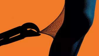 L'image montre une silhouette humaine, probablement une jambe, portant des collants en filet. Un outil (possiblement une pince) semble tirer sur le collant, créant une tension visuelle intéressante. En arrière-plan, une couleur orange vive attire l'œil et crée un contraste frappant avec la silhouette sombre. L'ensemble évoque une sensation de dynamisme et d'innovation.