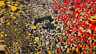 L'immagine presenta un'opera astratta caratterizzata da un uso audace di colori, tra cui il rosso, il giallo, il nero e il bianco. La composizione è composta da forme geometriche e linee intrecciate che creano un effetto dinamico e energico. A sinistra si osservano pattern più complessi e fitti, mentre a destra il colore rosso e le forme più leggere sembrano esplodere, dando un senso di movimento e vivacità. L'insieme evoca emozioni contrastanti e stimola l'immaginazione, invitando l'osservatore a interpretare i vari elementi a proprio modo.