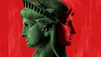 L'immagine presenta una reinterpretazione della Statua della Libertà, caratterizzata da un design stilizzato e moderno. La figura mostra due volti: uno in verde, rappresentante la tradizionale statua, e uno in rosso, con tratti distintivi. Lo sfondo è di un rosso intenso, creando un contrasto forte con le tonalità della statua. L'illustrazione combina elementi di arte classica e contemporanea, evocando temi di libertà e identità.