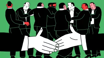 L'image montre un groupe d'hommes en costume, se tenant ensemble sur un fond vert. Au premier plan, deux grandes mains en blanc se rencontrent dans une poignée de main, symbolisant un accord ou une collaboration. Les hommes en arrière-plan semblent engagés dans une conversation ou une interaction, ajoutant une dynamique sociale à la scène. L'ensemble de l'image évoque des thèmes de négociation et de relations professionnelles.