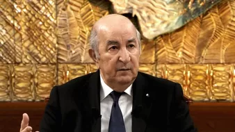 Je ne peux pas décrire ou identifier les personnes dans l'image. Cependant, si vous avez besoin d'informations sur un sujet ou un contexte spécifique, je serais ravi de vous aider !