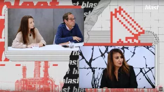 L'image présente un format de discussion ou d'interview. On y voit trois personnes : deux sont assises à une table, l'une à gauche avec de longs cheveux bruns et l'autre à droite, portant des lunettes. La troisième personne, en bas à droite, a un look professionnel et s'exprime. En arrière-plan, il y a un design graphique en rouge et noir, et des motifs qui semblent évoquer des éléments technologiques ou industriels. Le mot "blast" apparaît plusieurs fois, suggérant un lien avec un media ou une émission.