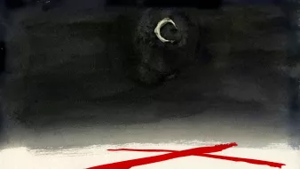 L'image présente un ciel sombre, presque noir, avec une lune croissante visible et mystérieuse. En bas, deux grandes lignes rouges croisées se détachent sur un fond plus clair, créant un effet de contraste fort. L'ambiance générale est à la fois énigmatique et expressive, suggérant une scène nocturne où le rouge vividement accentué attire l'œil.