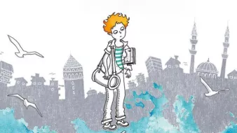L'image représente un personnage au style dessiné, avec des cheveux roux et une expression pensive. Il se tient sur une surface d'eau, tandis que son reflet montre un autre visage souriant. En arrière-plan, on aperçoit une ville avec des silhouettes de bâtiments, des minarets et des oiseaux volant au-dessus. Les couleurs sont douces, avec des nuances de bleu pour l'eau et des touches de gris pour l'architecture. Cette scène évoque une atmosphère rêveuse et contemplative.