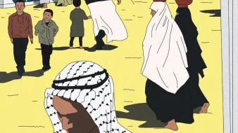 L'image semble représenter une scène de la vie quotidienne dans un camp. On y voit des personnes marchant, certaines portant des jarres sur la tête. Des hommes et des femmes, vêtus de vêtements traditionnels, interagissent dans un environnement désertique, avec des tentes en arrière-plan. Les couleurs utilisées sont chaudes, évoquant un paysage ensoleillé, et il y a une atmosphère de communauté et de mouvement.