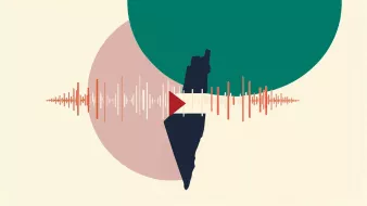 L'immagine presenta una composizione grafica che combina elementi astratti e simbolici. Al centro si trova una silhouette che rappresenta una mappa di un territorio, affiancata da forme geometriche colorate, come un cerchio verde e uno rosa. Sotto la mappa, si estende un'onda sonora stilizzata, formata da linee di varia lunghezza e colore, creando un contrasto visivo interessante. Il design è moderno e minimalista, evocando temi di comunicazione e identità.