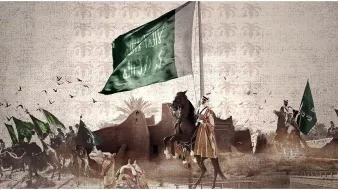 L'image représente une scène symbolique, probablement liée à la culture ou l'histoire du monde arabe, avec des cavaliers sur des chevaux portant des drapeaux. Au centre, un grand drapeau vert, qui semble être le drapeau saoudien, flotte majestueusement. En arrière-plan, on peut apercevoir des éléments architecturaux traditionnels ainsi que des silhouettes de palmiers, évoquant un paysage désertique. L'atmosphère générale semble célébrer un héritage culturel riche et une certaine histoire.